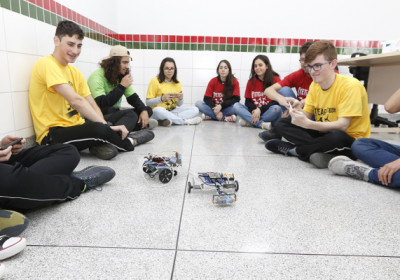 Até robótica e tecnologia viram tema de aula em escolas públicas